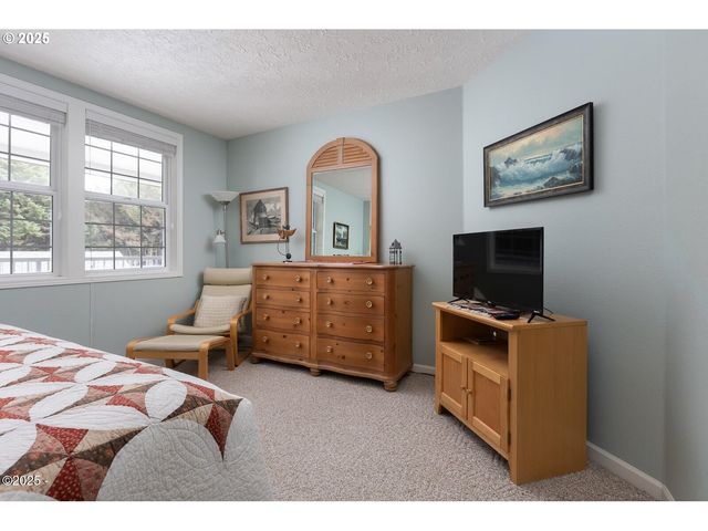 1113 N HIGHWAY 101 48, Depoe Bay, OR 97341