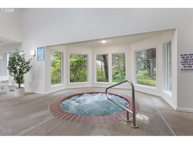 1113 N HIGHWAY 101 48, Depoe Bay, OR 97341