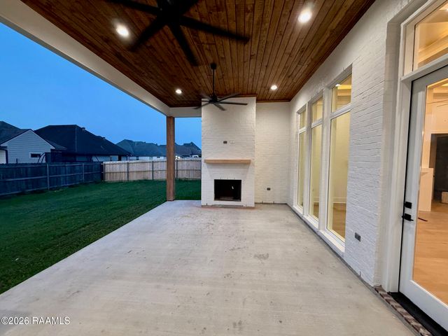 212 Sabal Grove Lane, Youngsville, LA 70592