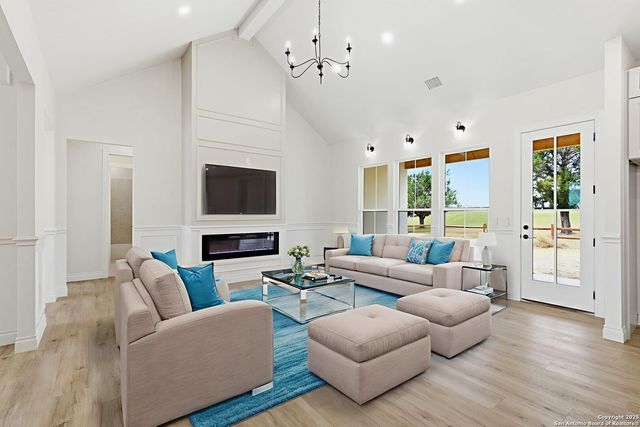 348 Valley Oak, Bandera, TX 78003