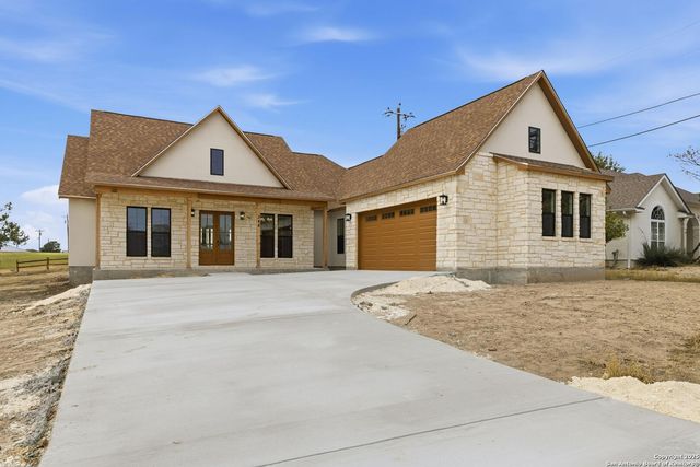 348 Valley Oak, Bandera, TX 78003