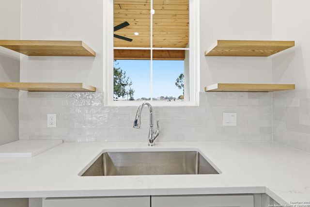 348 Valley Oak, Bandera, TX 78003