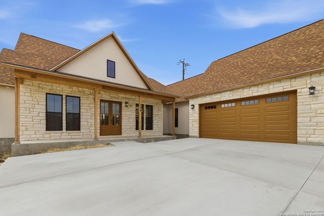 348 Valley Oak, Bandera, TX 78003