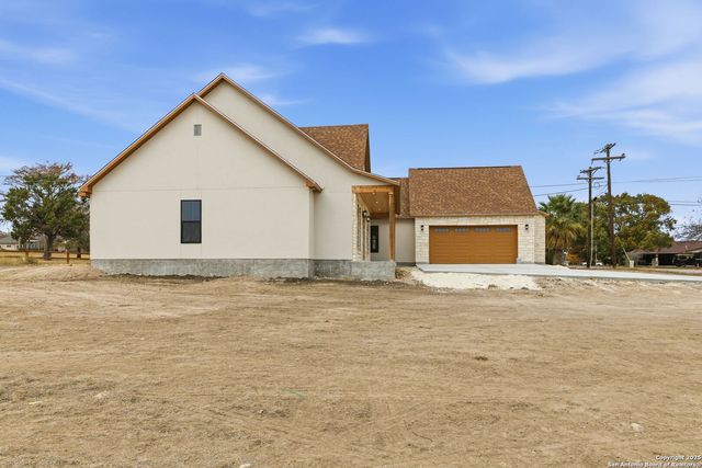348 Valley Oak, Bandera, TX 78003