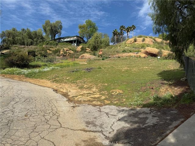 7365 Webb Rd, Chatsworth, CA 91311