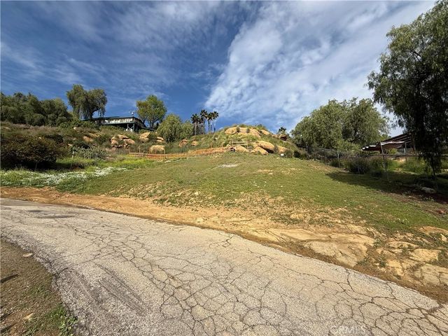 7365 Webb Rd, Chatsworth, CA 91311
