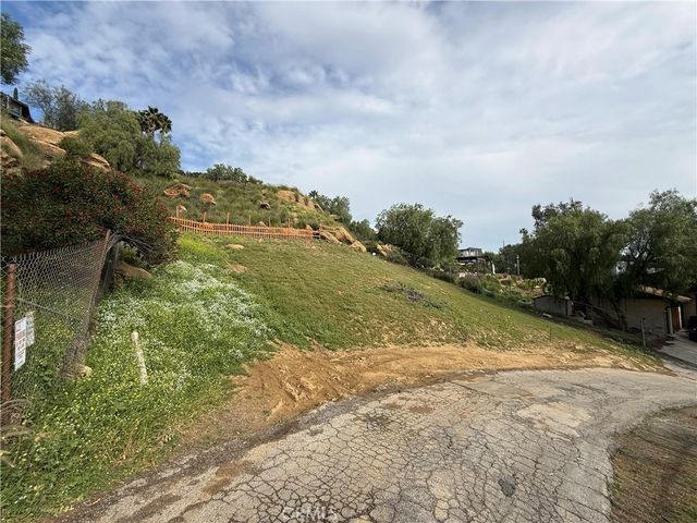 7365 Webb Rd, Chatsworth, CA 91311