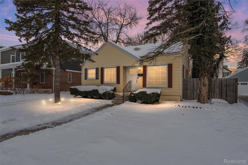 1647 BANBURY Street, Birmingham, MI 48009