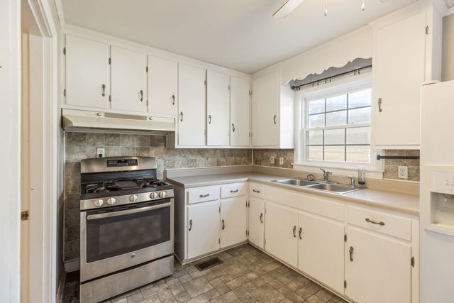 1102 Hiwassee Dr, Columbia, TN 38401