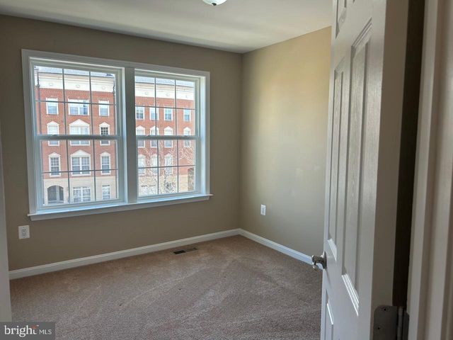 7868 CRESCENT PARK DR, Gainesville, VA 20155