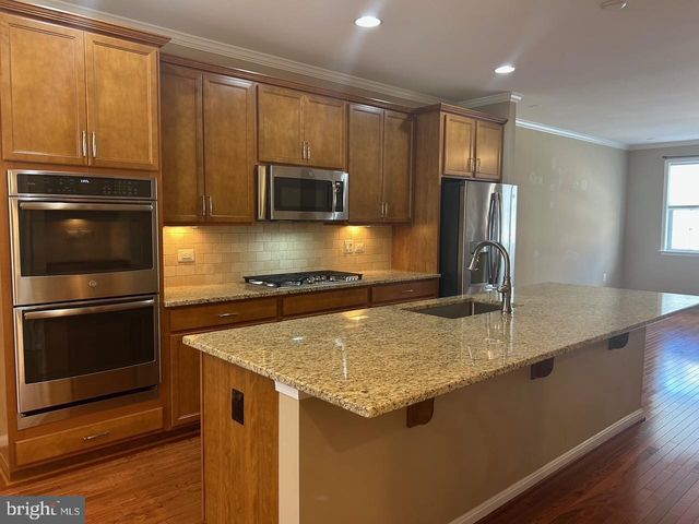 7868 CRESCENT PARK DR, Gainesville, VA 20155