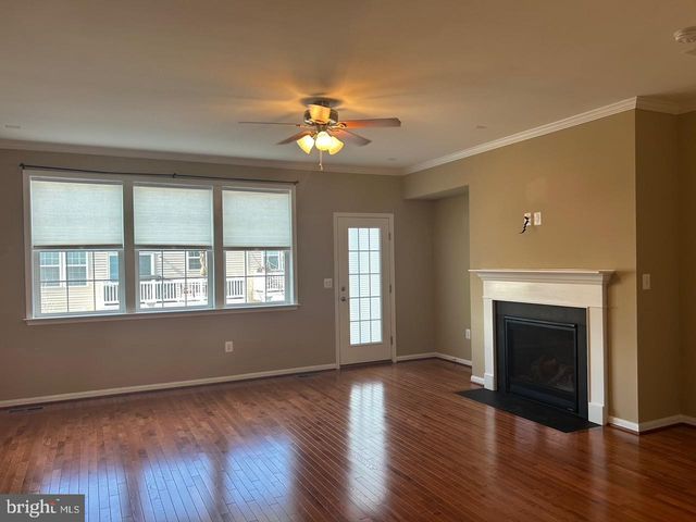 7868 CRESCENT PARK DR, Gainesville, VA 20155