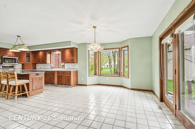 1944 E Lake Circle Drive, Saginaw, MI 48609