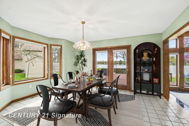 1944 E Lake Circle Drive, Saginaw, MI 48609