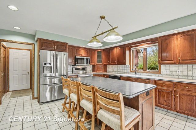 1944 E Lake Circle Drive, Saginaw, MI 48609