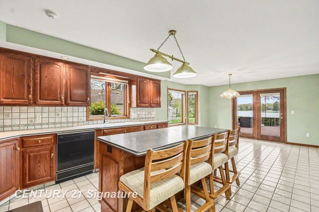 1944 E Lake Circle Drive, Saginaw, MI 48609