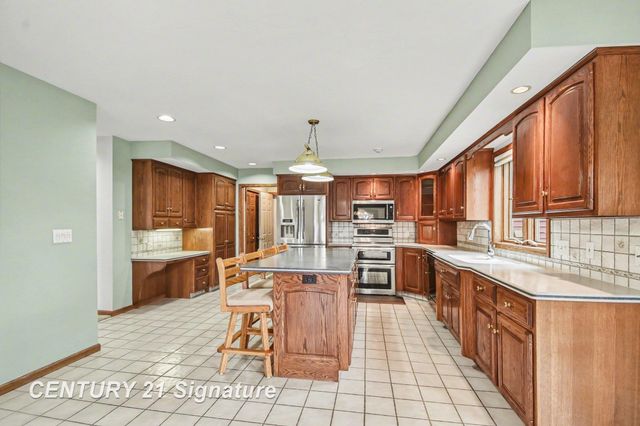1944 E Lake Circle Drive, Saginaw, MI 48609