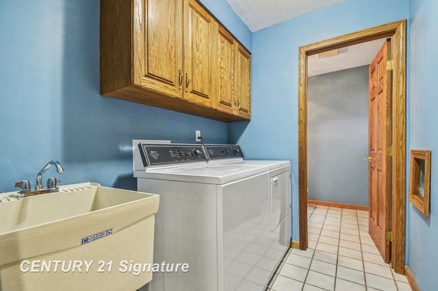1944 E Lake Circle Drive, Saginaw, MI 48609
