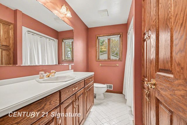 1944 E Lake Circle Drive, Saginaw, MI 48609