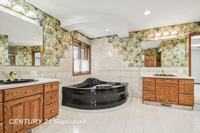 1944 E Lake Circle Drive, Saginaw, MI 48609