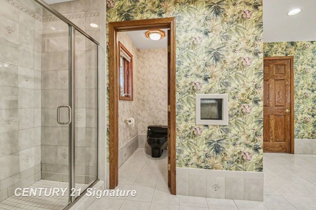 1944 E Lake Circle Drive, Saginaw, MI 48609