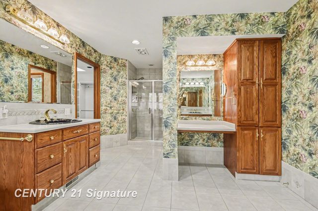 1944 E Lake Circle Drive, Saginaw, MI 48609