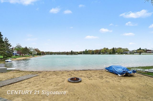 1944 E Lake Circle Drive, Saginaw, MI 48609