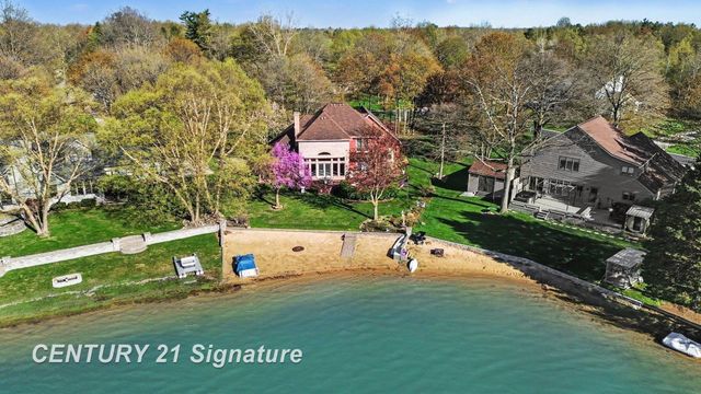 1944 E Lake Circle Drive, Saginaw, MI 48609