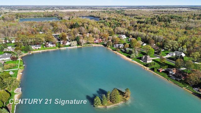 1944 E Lake Circle Drive, Saginaw, MI 48609