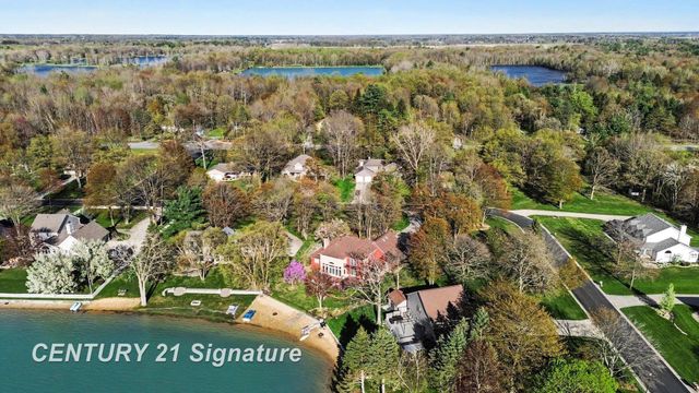 1944 E Lake Circle Drive, Saginaw, MI 48609