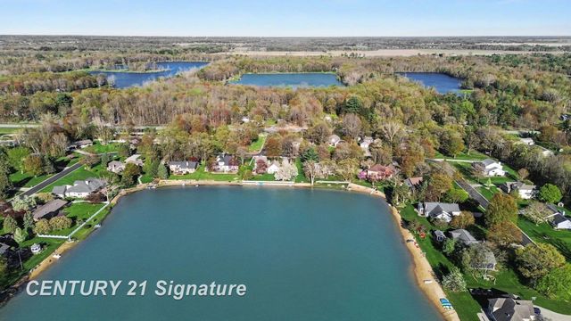 1944 E Lake Circle Drive, Saginaw, MI 48609