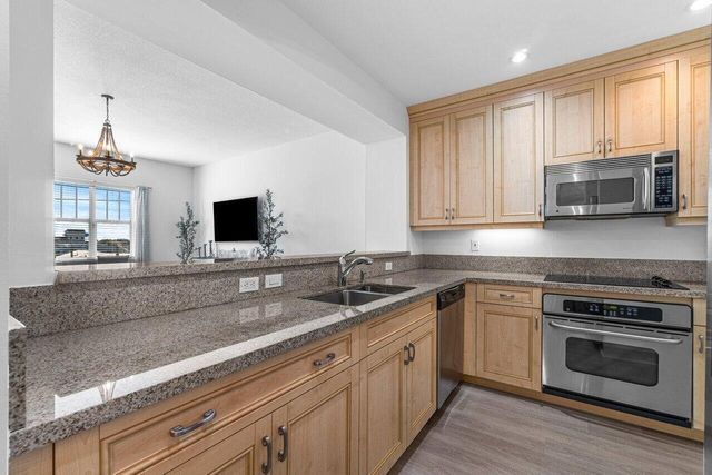 200 NE 2nd Avenue 401, Delray Beach, FL 33444