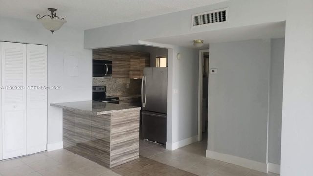 8840 Fontainebleau Blvd 402, Miami, FL 33172
