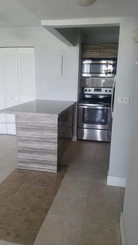 8840 Fontainebleau Blvd 402, Miami, FL 33172