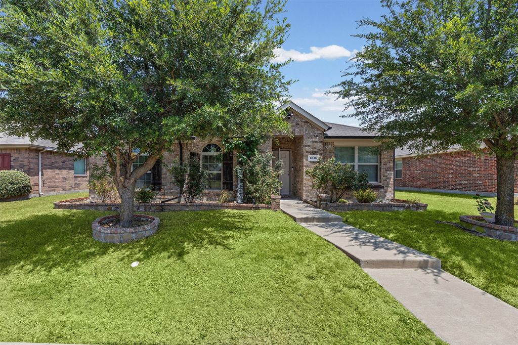 1612 Ambercrest Drive, Lancaster, TX 75146