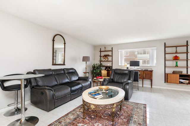 2271 NW 48th Terrace 111, Lauderhill, FL 33313