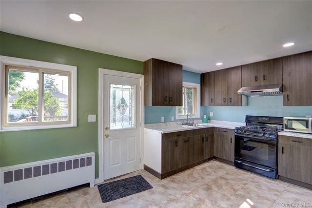 33 Oak street, Hicksville, NY 11801