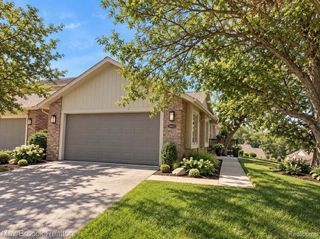 5663 Hillcrest Circle 64, West Bloomfield, MI 48322