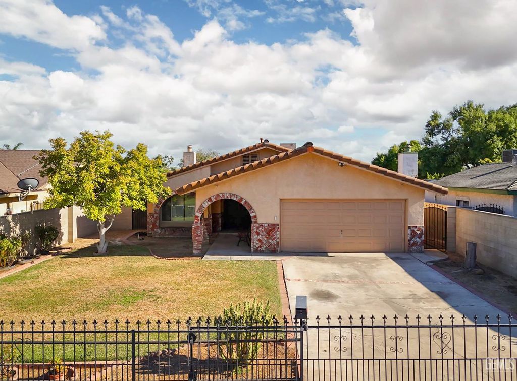 Image 1 of property listing at 2005 Talisman Drive, Bakersfield, CA 93304