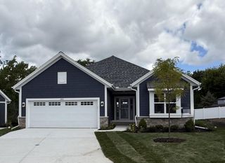 403 Sandy CIRCLE, Pewaukee, WI 53072