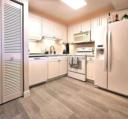 1357 NE Ocean Boulevard 215, Stuart, FL 34996