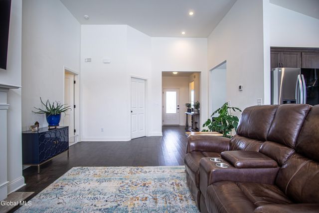 9 New Heron Drive, Halfmoon, NY 12118