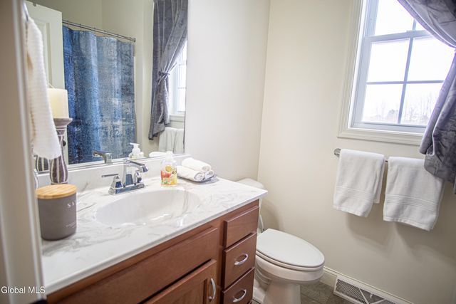 9 New Heron Drive, Halfmoon, NY 12118