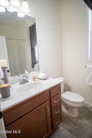 9 New Heron Drive, Halfmoon, NY 12118