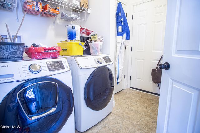 9 New Heron Drive, Halfmoon, NY 12118