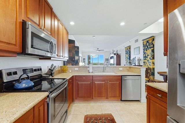 5531 CANNES CIRCLE 603, Sarasota, FL 34231