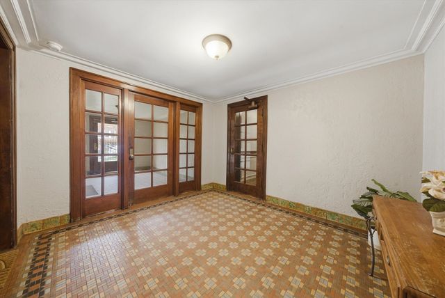 6205 N Oakley Avenue 2, Chicago, IL 60659