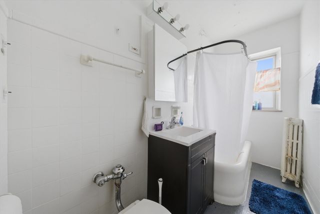 6205 N Oakley Avenue 2, Chicago, IL 60659