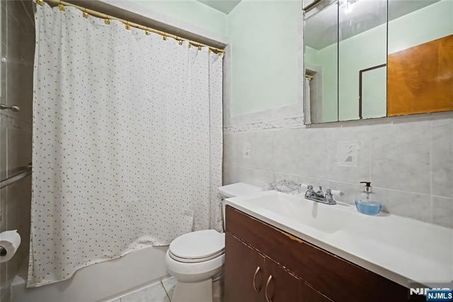 222 Roosevelt Street, Union City, NJ 07087