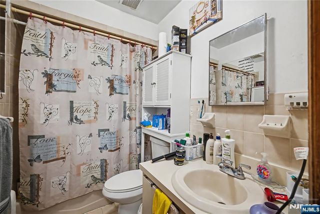 222 Roosevelt Street, Union City, NJ 07087